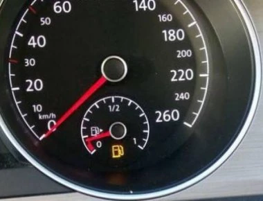 Τι σημαίνει το βελάκι στο σήμα της βενζίνης;
